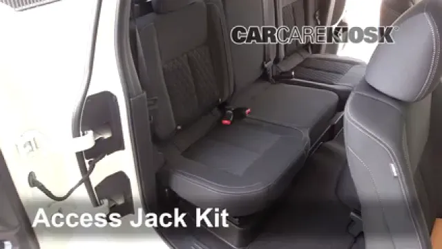 2018 Nissan Titan SV 5.6L V8 Extended Cab Pickup Levantar auto Usar el gato para levantar el auto
